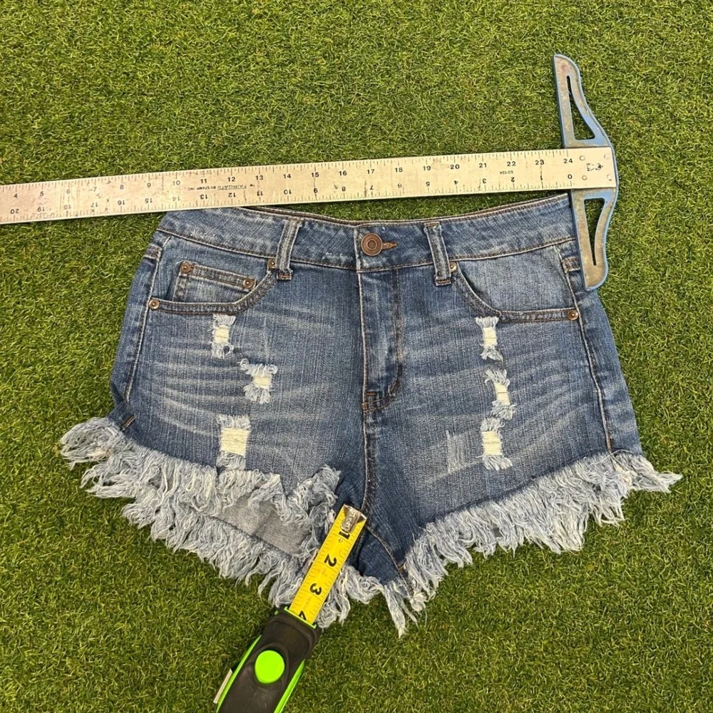 ELAN Distressed Denim Cut Off Shorts Medium Wash Frayed Hem JE3005 Womens Large